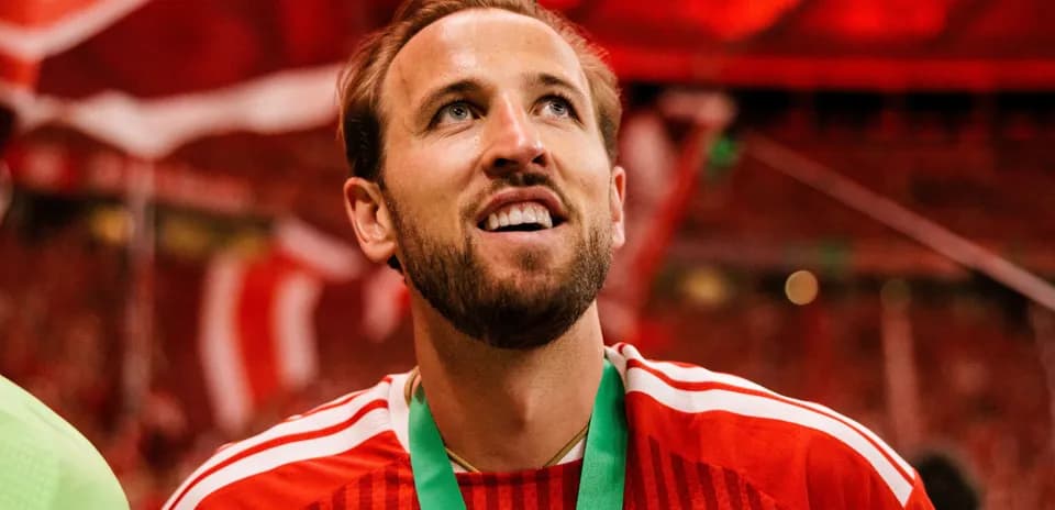 Futbolchi medali bilan stadionda turibdi