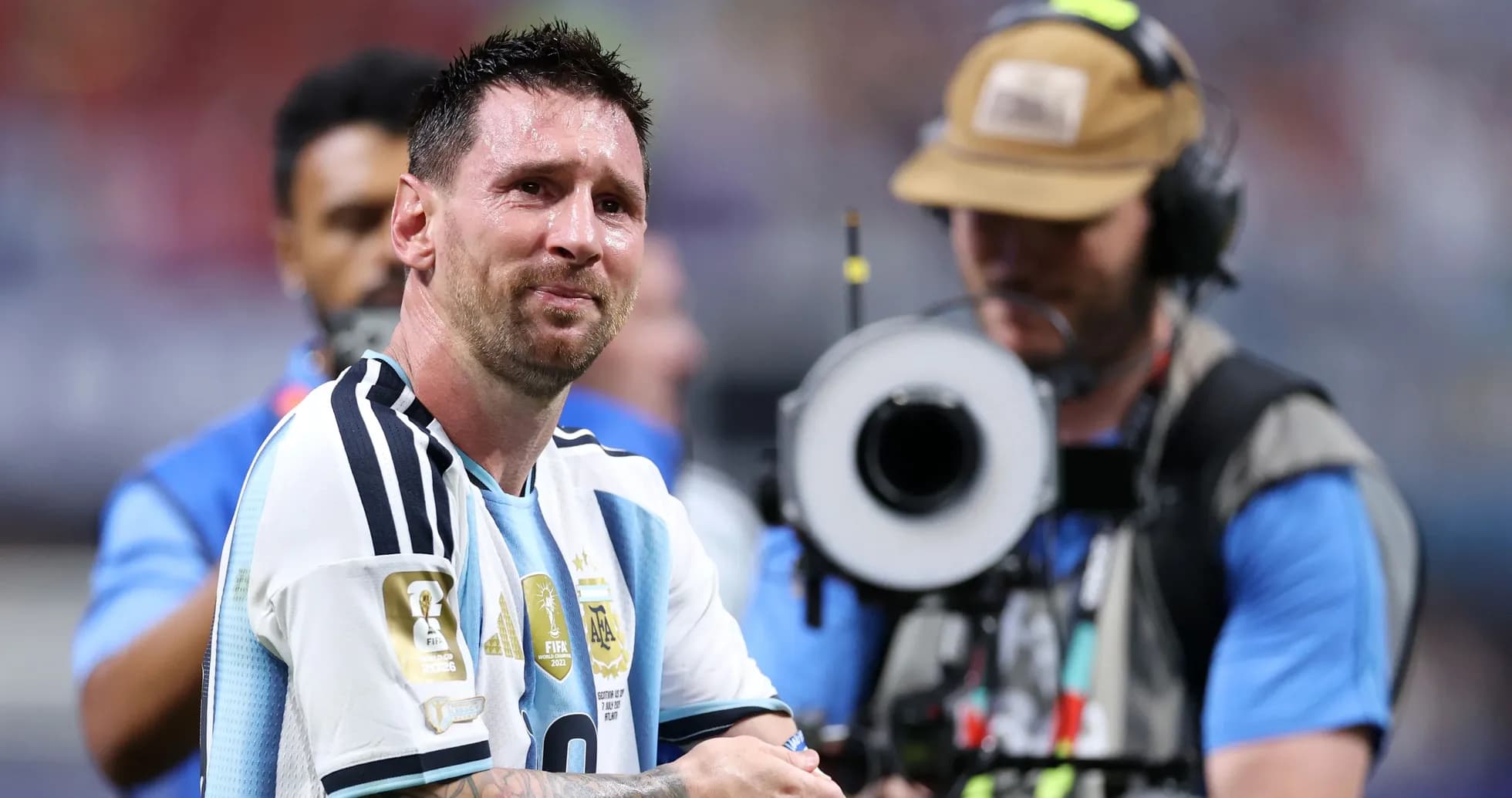 Futbolchi Lionel Messi intervyu berayotgan paytda