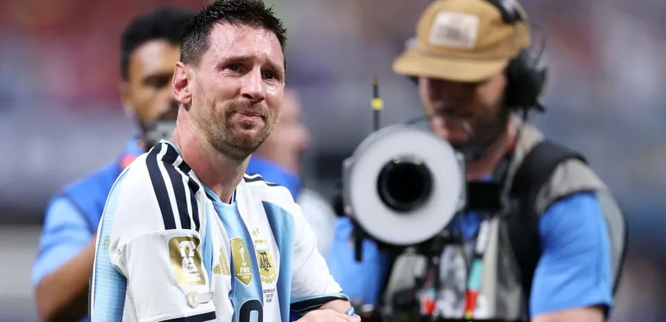 Futbolchi Lionel Messi intervyu berayotgan paytda