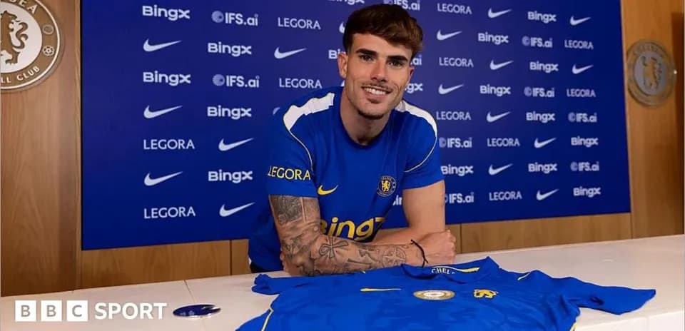 Futbolchi yangi forma bilan intervyu berayotgan