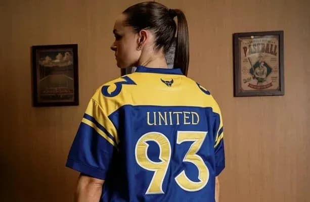 Player wearing United jersey with number 93