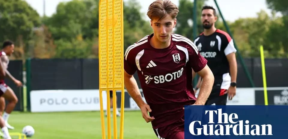Futbolchi mashg'ulotda to'p bilan shug'ullanmoqda