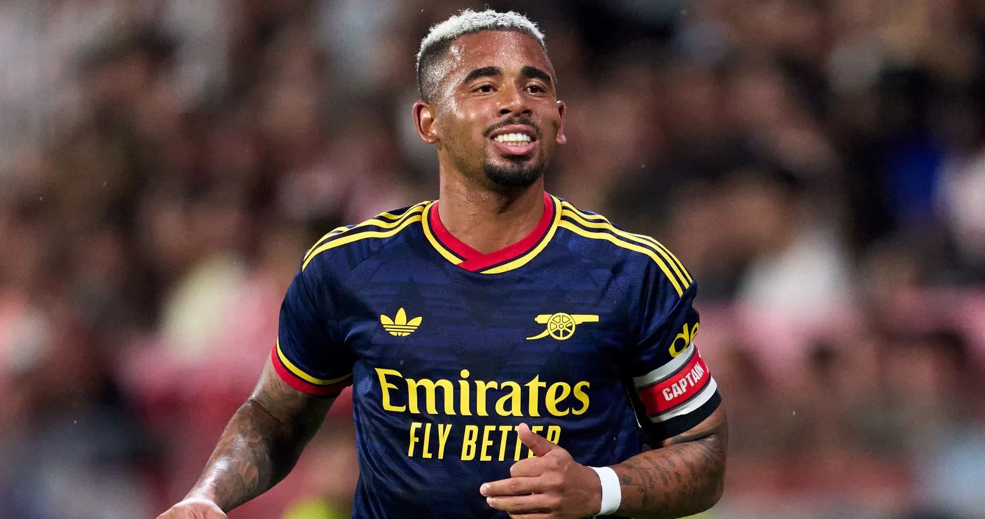 Futbolchi Arsenal formasida maydonda harakatda