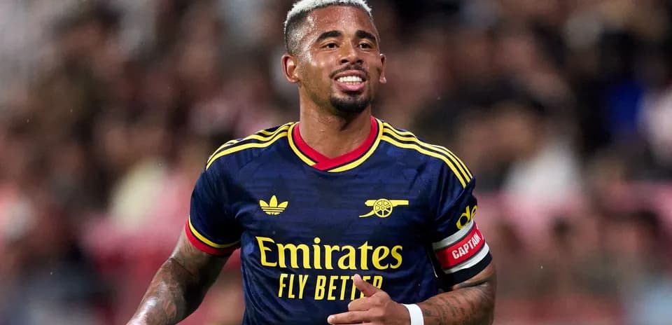Futbolchi Arsenal formasida maydonda harakatda