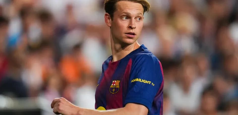 Futbolchi Barcelona formasida, o'yin maydonida