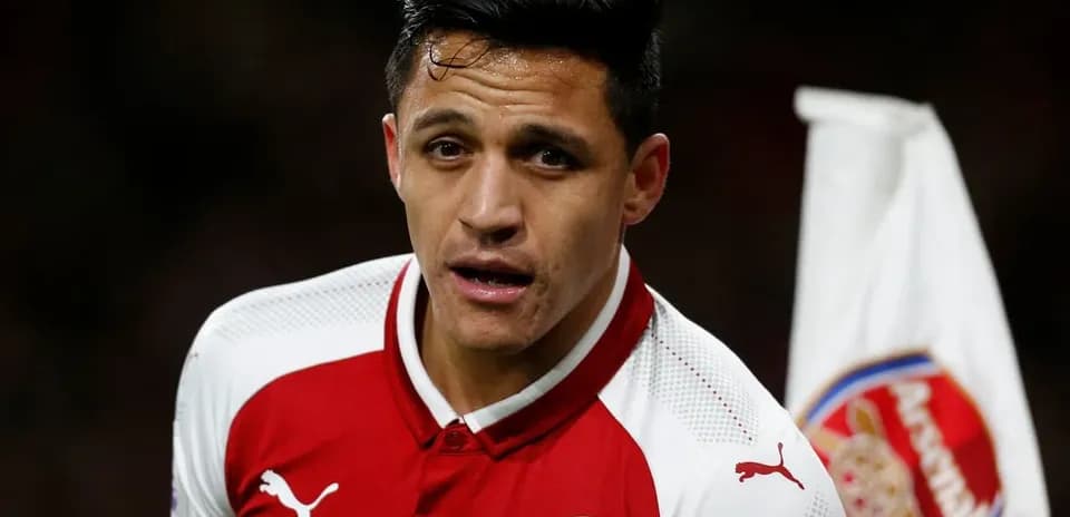 Futbolchi Arsenal formasida maydonda