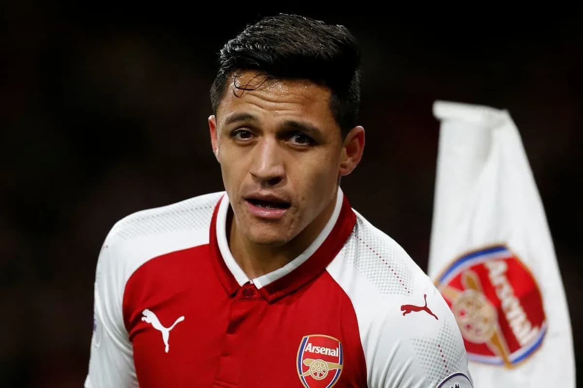 Futbolchi Arsenal formasida maydonda