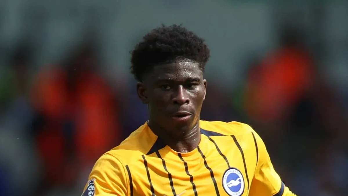 Futbolchi maydonda harakatda, Brighton formasida