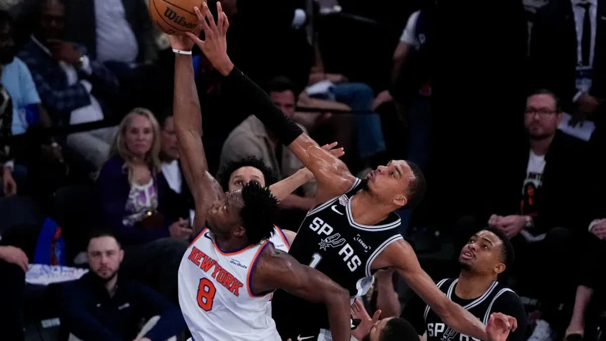 New York player attempts dunk against San Antonio defenders