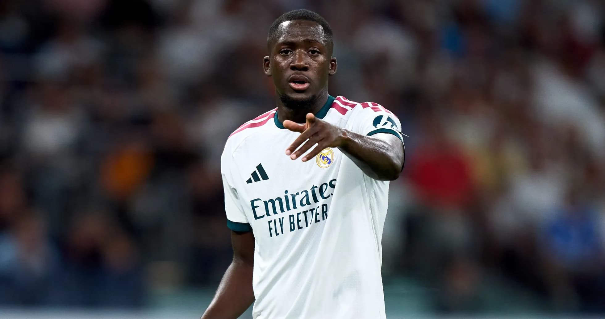 Futbolchi Real Madrid formasida maydonda harakatda