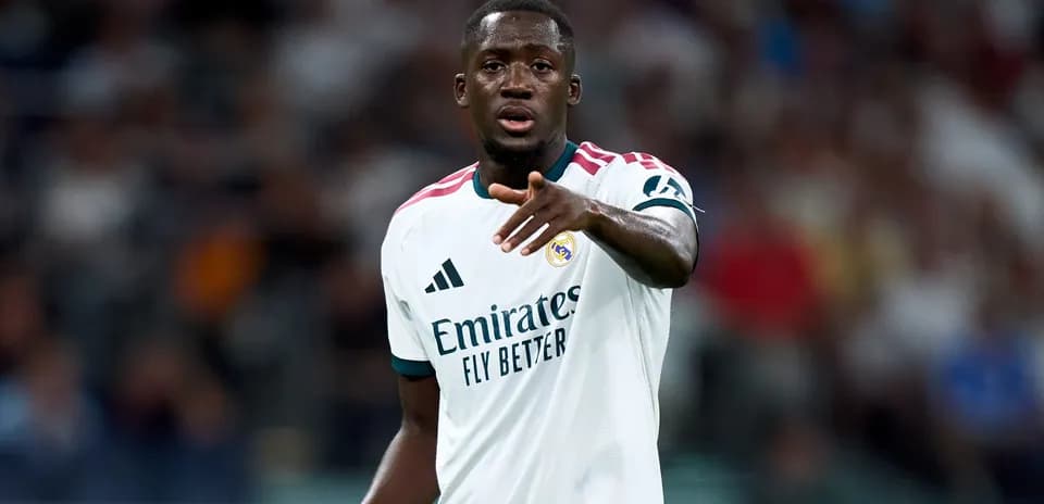 Futbolchi Real Madrid formasida maydonda harakatda