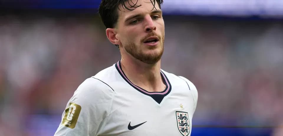 Futbolchi England formasida maydonda yurmoqda