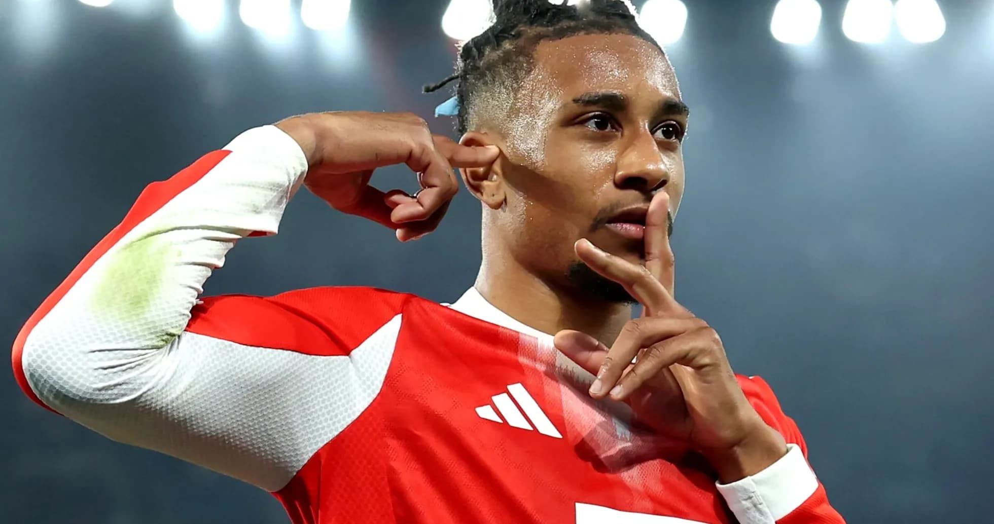 Futbolchi gol urgandan keyin jimlik belgilayapti