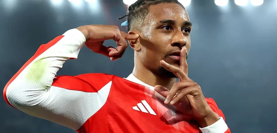 Futbolchi gol urgandan keyin jimlik belgilayapti