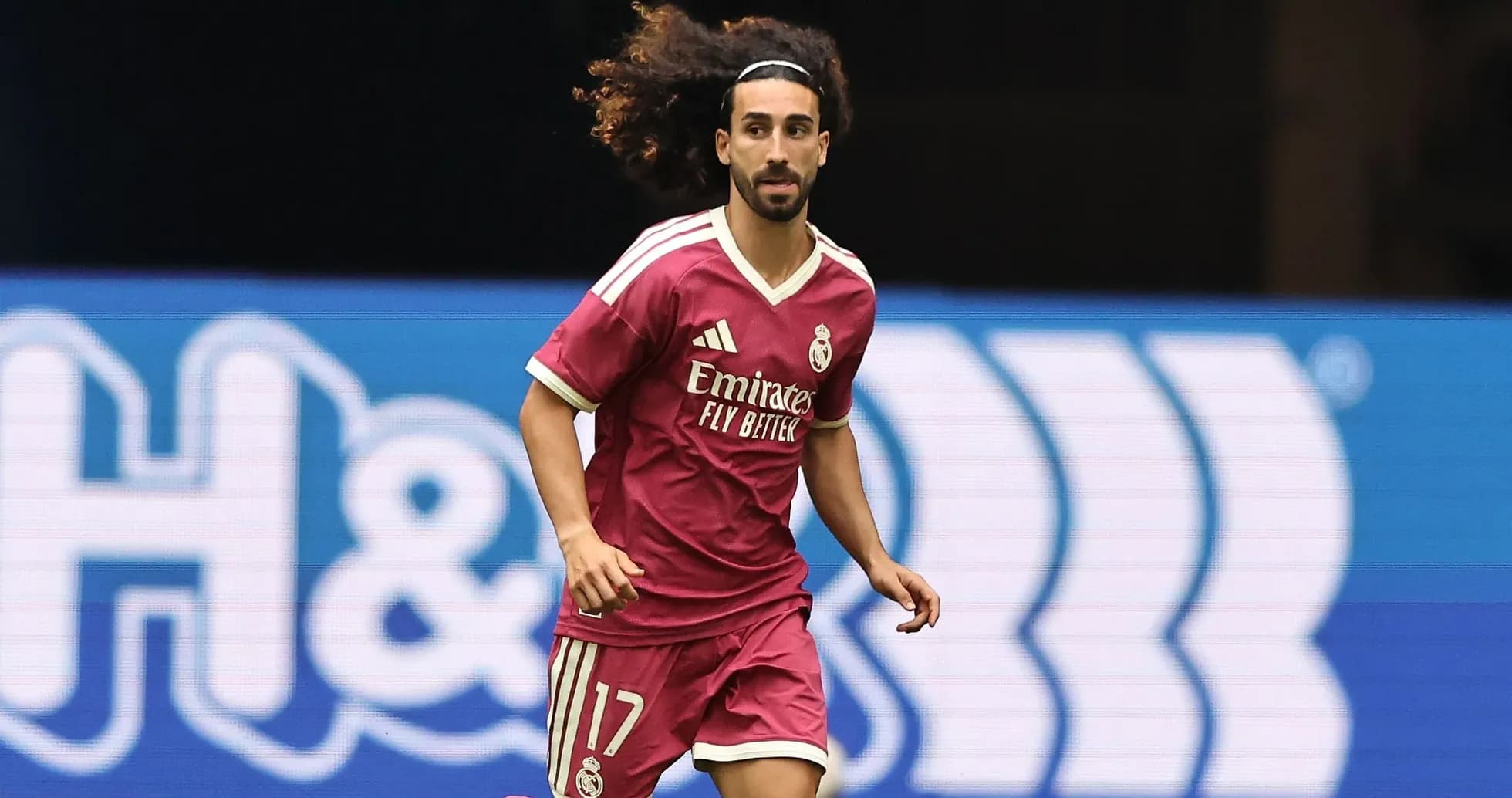 Futbolchi Real Madrid formasida maydonda yugurmoqda