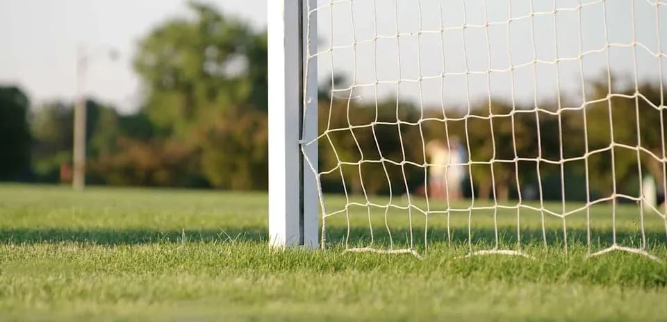 Burchakdan ko'rinayotgan futbol darvozasining burchagi