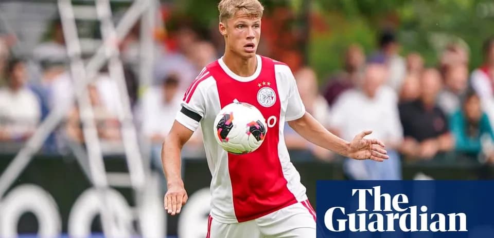 Futbolchi to'pni ushlab turib, harakatda