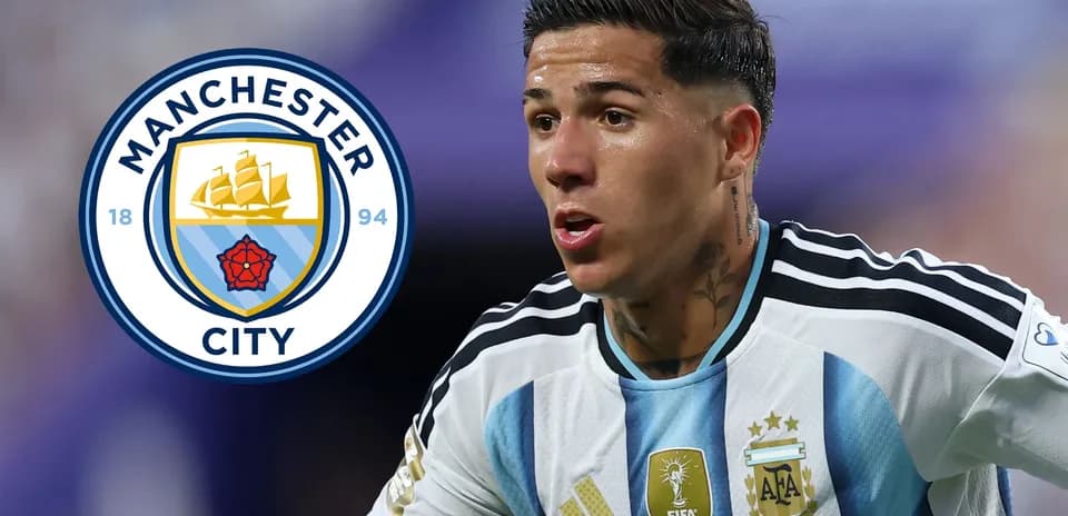 Futbolchi Argentina formasida Manchester City logosi bilan