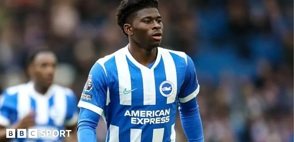 Futbolchi o'yinda Brighton formasi kiyib turibdi