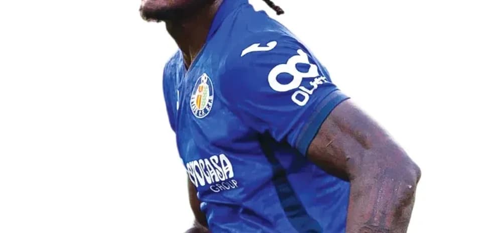 Futbolchi to'pni quchoqda ushlab turgan holatda