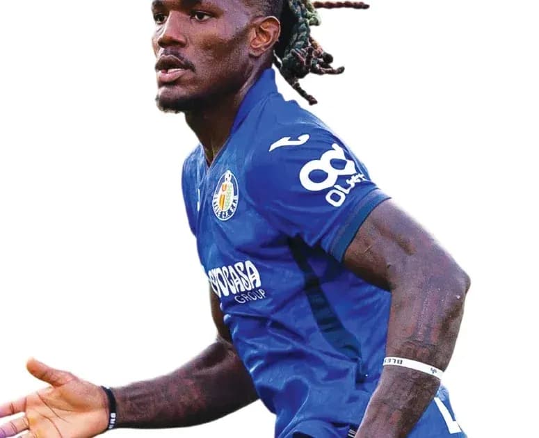 Futbolchi to'pni quchoqda ushlab turgan holatda