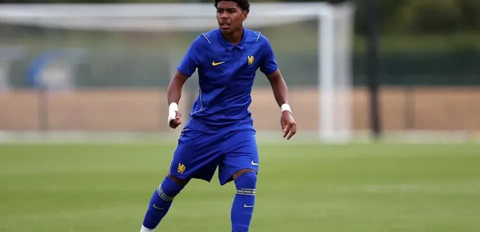 Futbolchi mashg'ulotda harakatda
