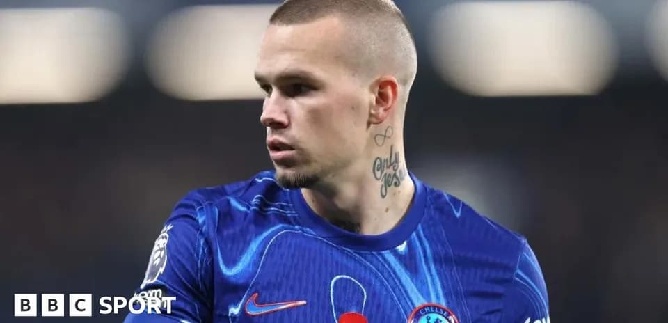Futbolchi Chelsea formasida maydonda turibdi