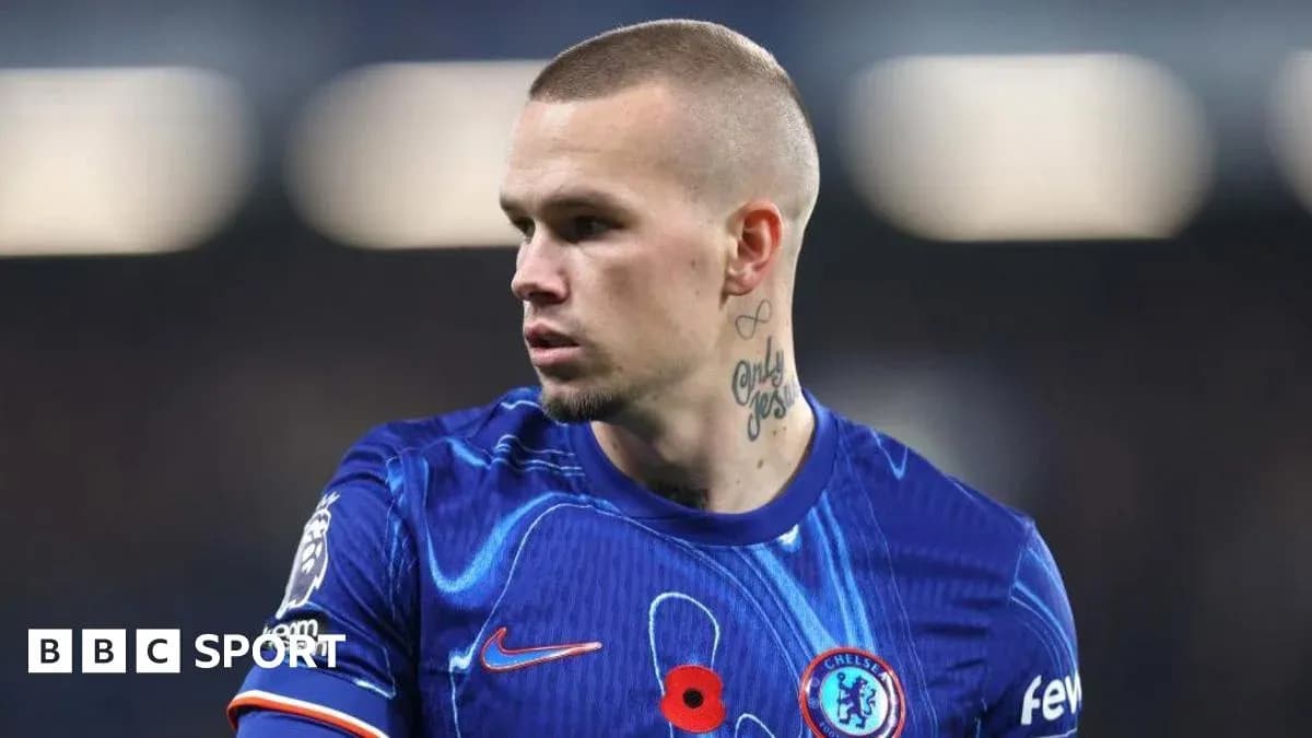 Futbolchi Chelsea formasida maydonda turibdi