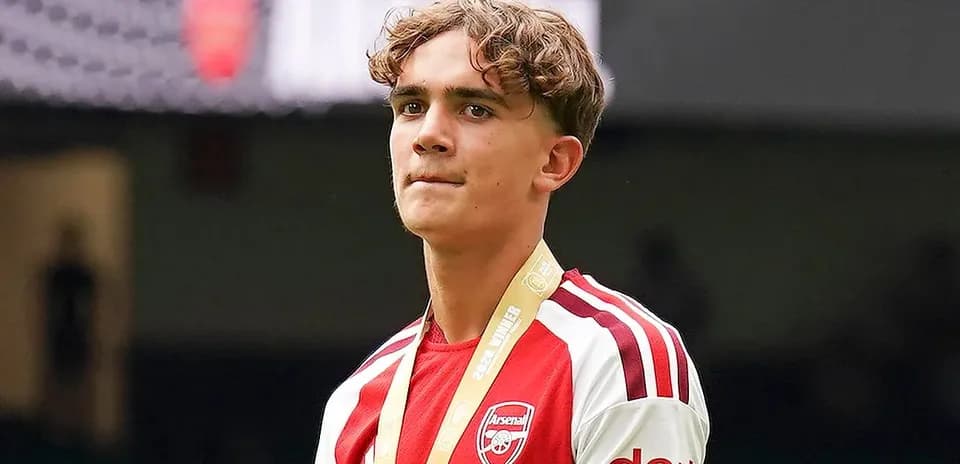 O'yinchi Arsenal formasida maydonda turibdi
