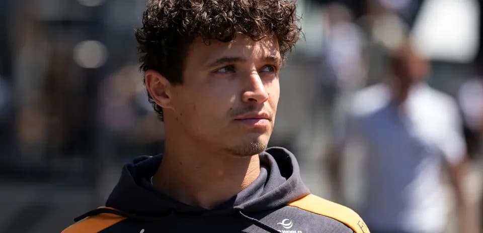 Yoshilarni qarab turgan poygachi, McLaren formasi