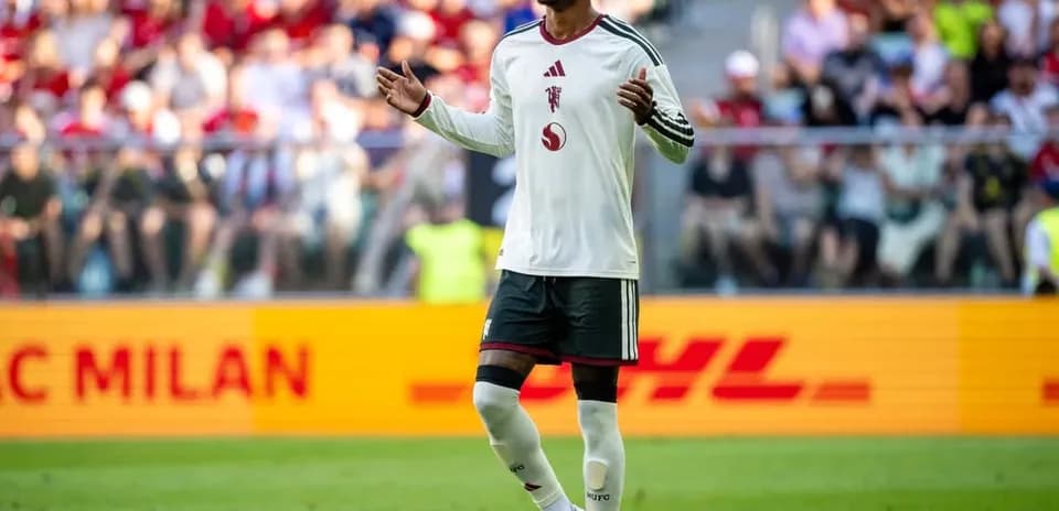 Futbolchi maydonda raqibga qarab turibdi
