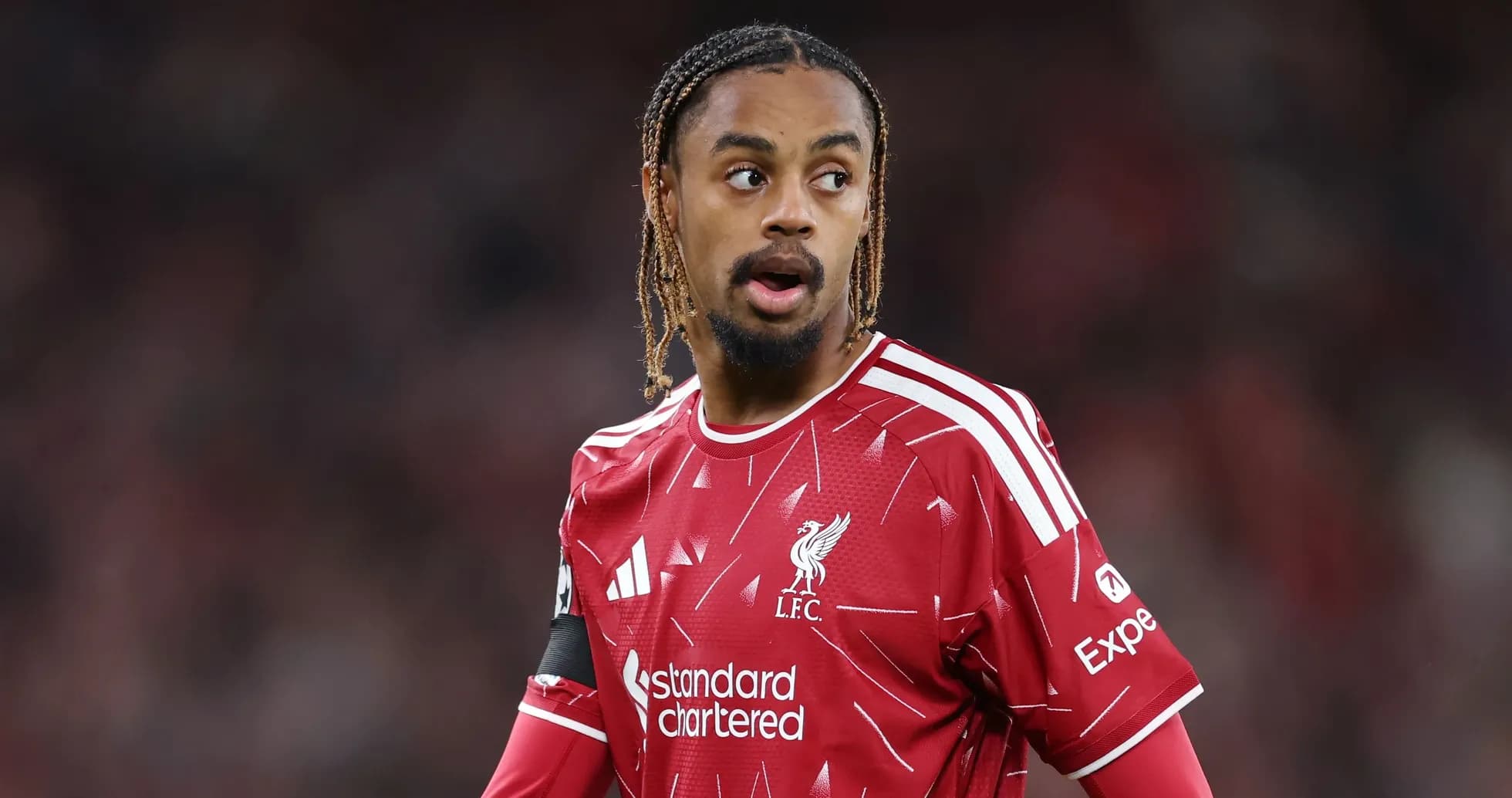 Futbolchi LFC formasida o'yin maydonida
