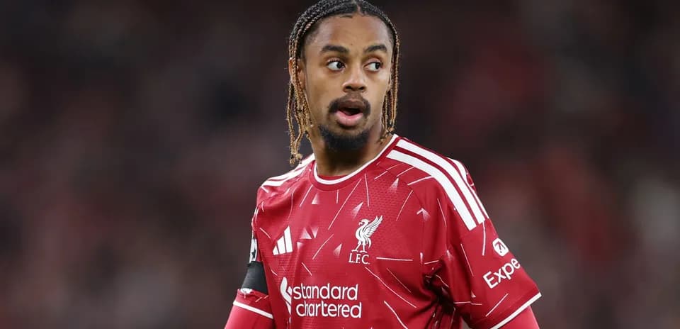 Futbolchi LFC formasida o'yin maydonida