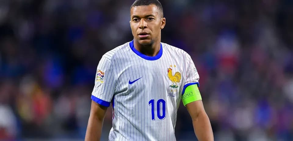 Futbolchi maydonda o'yin davomida harakatda