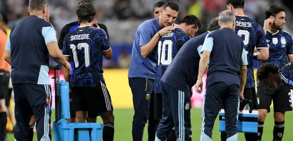 Argentina team discussing strategy during timeout