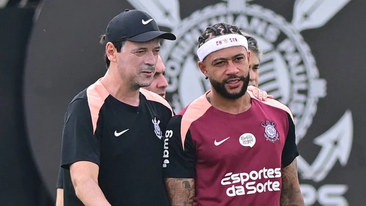 Trener va futbolchi trening paytida suhbatlashmoqda