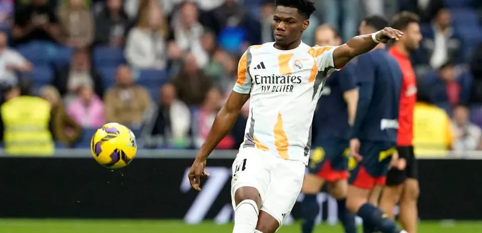 Futbolchi to'pni maydonga otayotgan paytda