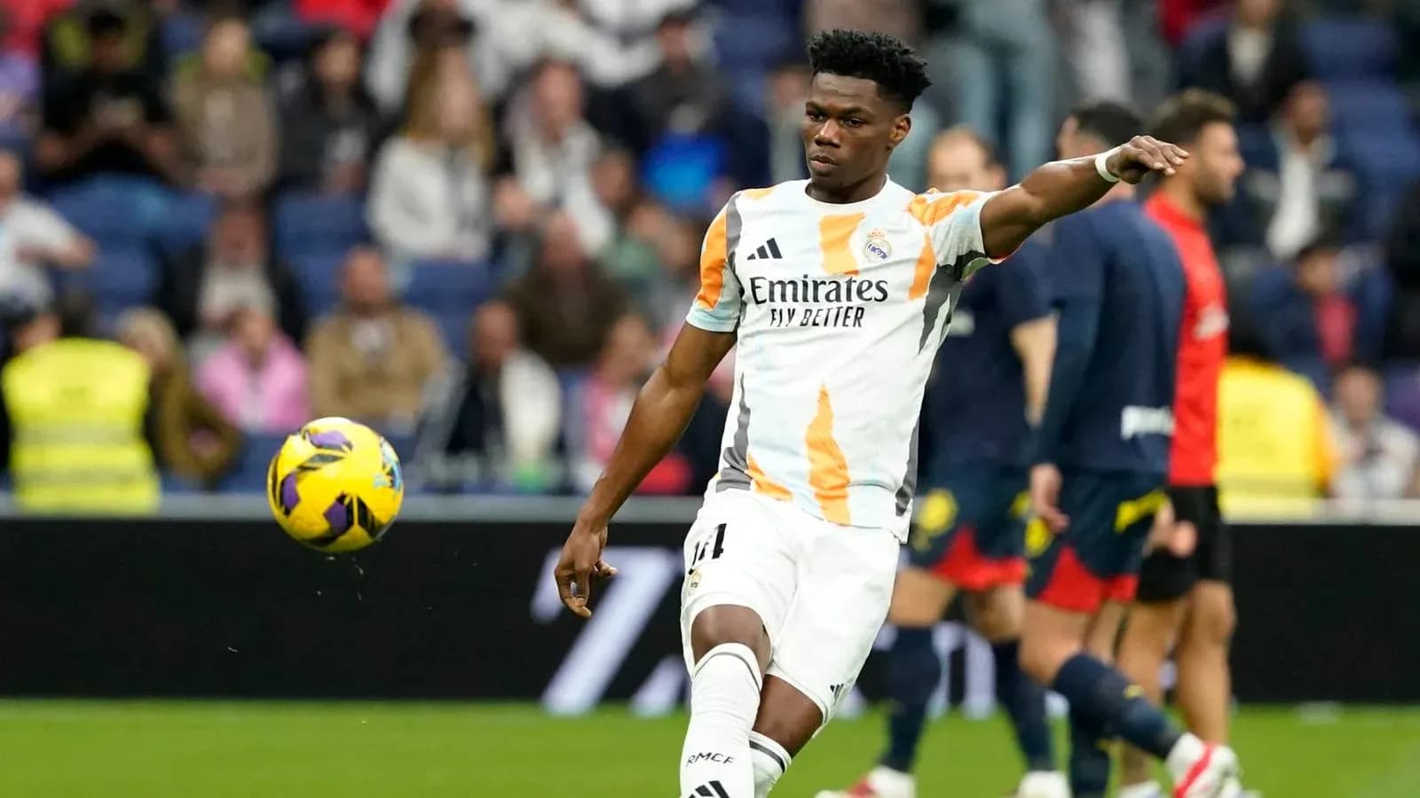 Futbolchi to'pni maydonga otayotgan paytda