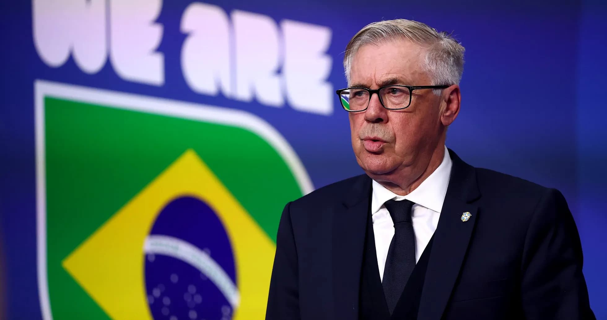 Rasmiy tadbirda Braziliya bayrog'i orqasida nutq so'zlayapti