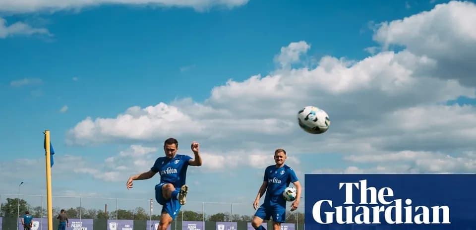 Ikkita futbolchi mashg'ulotda to'p tepmoqda
