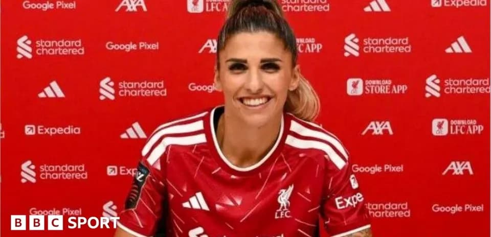 Futbolchi yangi Liverpool formasida, tabassum bilan