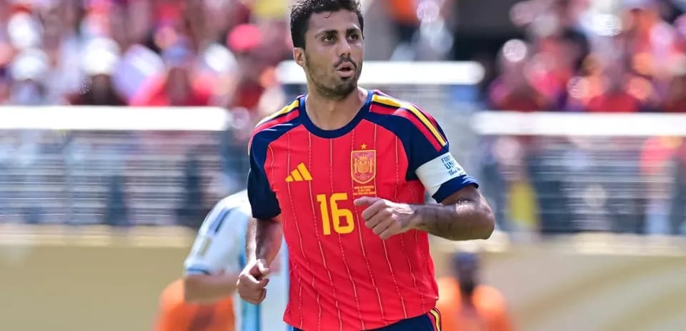 Futbolchi Ispaniya formasida maydonda harakatda