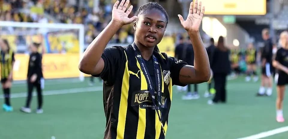 Futbolchi maydonda qo'l ko'tarib muxlislarga salom bermoqda