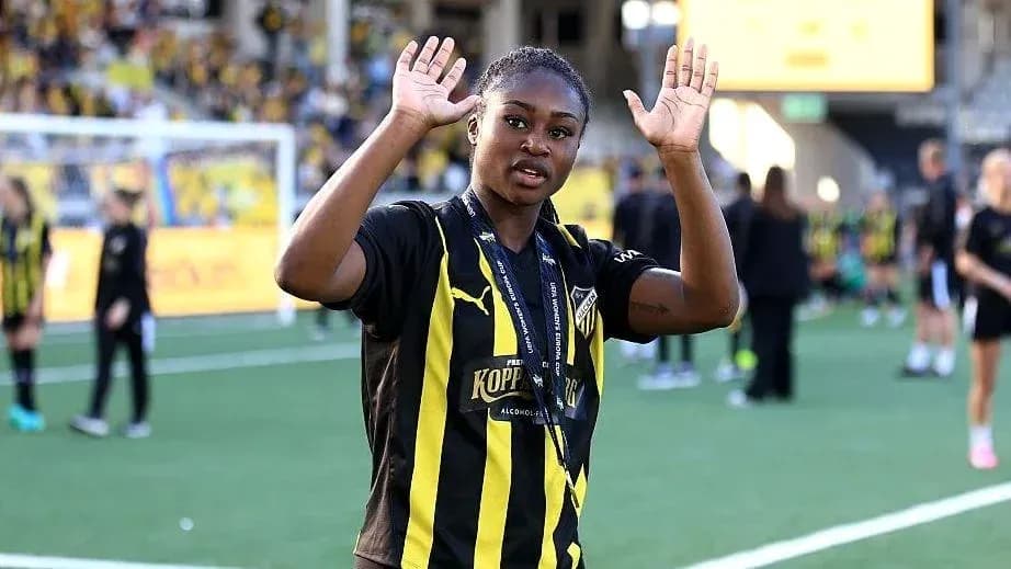 Futbolchi maydonda qo'l ko'tarib muxlislarga salom bermoqda