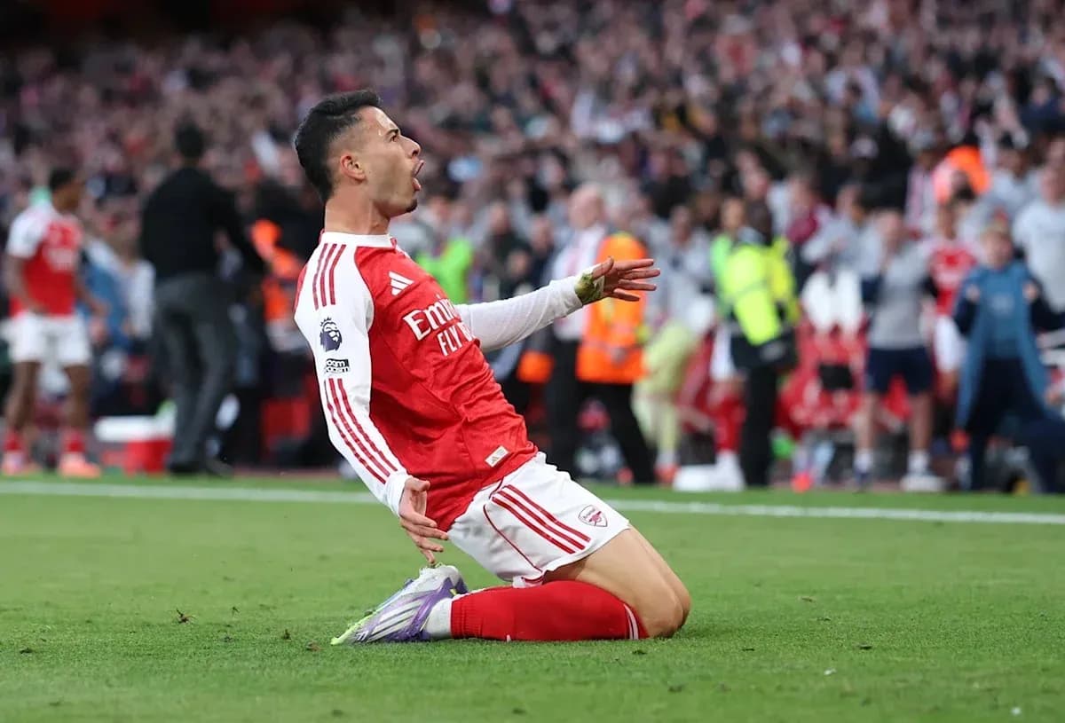 Futbolchi gol urganidan keyin nishonlamoqda Futbolchi gol urganidan keyin nishonlamoqda