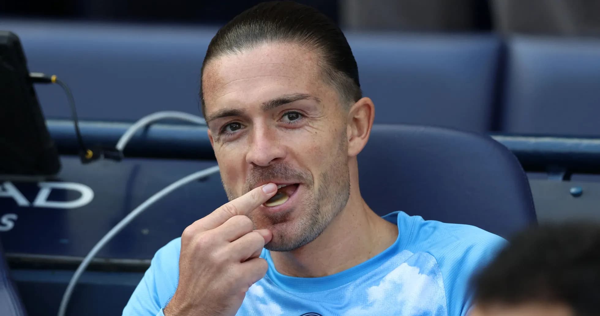 Futbolchi o'yin paytida o'zini ovqatlantirayotgan Futbolchi o'yin paytida o'zini ovqatlantirayotgan