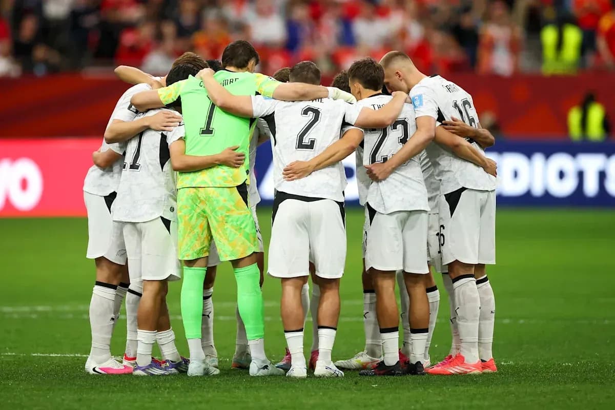 Futbolchilar jamoaviy yig'ilishda birlashgan Futbolchilar jamoaviy yig'ilishda birlashgan