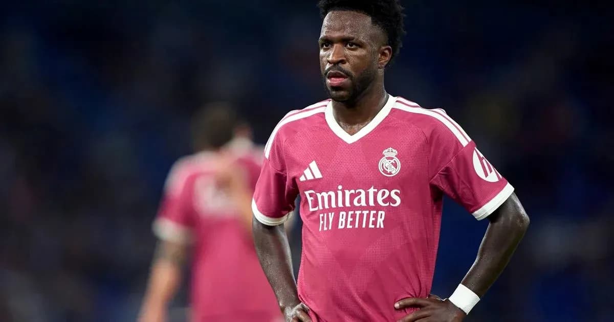Futbolchi Real Madrid formasi bilan maydonda turibdi Futbolchi Real Madrid formasi bilan maydonda turibdi