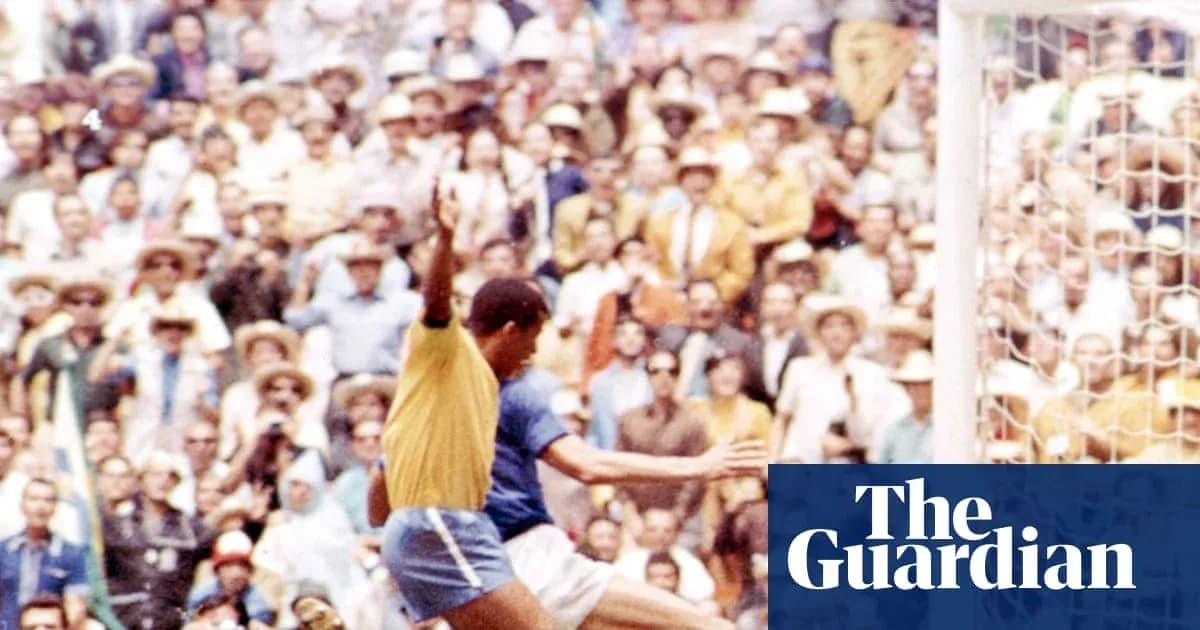 Futbol o'yinida to'pga zarba berayotgan o'yinchi Futbol o'yinida to'pga zarba berayotgan o'yinchi