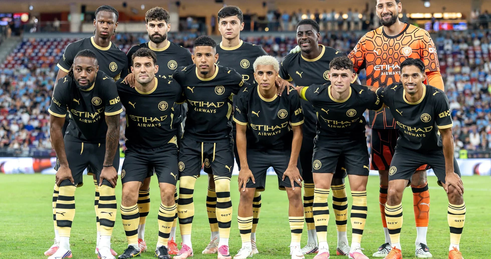 Futbol jamoasi maydonda pozitsiya olib turmoqda Futbol jamoasi maydonda pozitsiya olib turmoqda